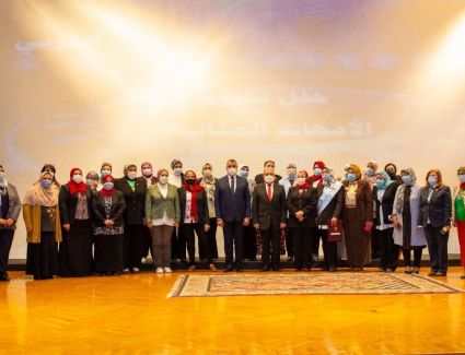 فى عيد الأم..وزير الدولة للإنتاج الحربي يكرّم الأمهات المثاليات