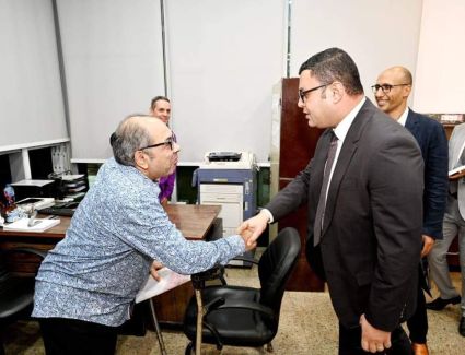 وزير الإسكان يقوم بزيارة مفاجئة لمتابعة سير العمل بجهاز "القاهرة الجديدة".. والمركز التكنولوجي لخدمة المواطنين