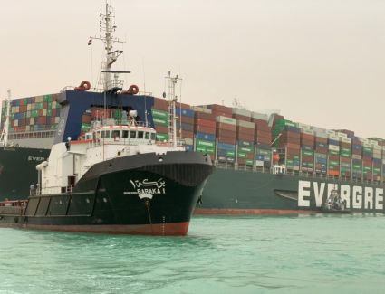 بواسطة ٨ قاطرات عملاقة.. قناة السويس تواصل جهودها لتعويم السفينة الجانحة 