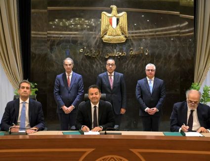 رئيس الوزراء يشهد توقيع عقد حق انتفاع بالأرض لإنشاء مركز "كيميت" للبيانات باقتصادية قناة السويس