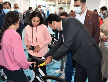 وزير الشباب والرياضة يُسلم الدفعة الثانية من المرحلة الثالثة لمبادرة "دراجتك صحتك" ... ويلتقي برواد مركز شباب الجزيرة 