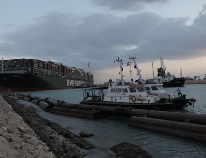 الفريق أسامة ربيع: وصول القاطرتين الجديدتين للمشاركة في مناورات شد السفينة الجانحة