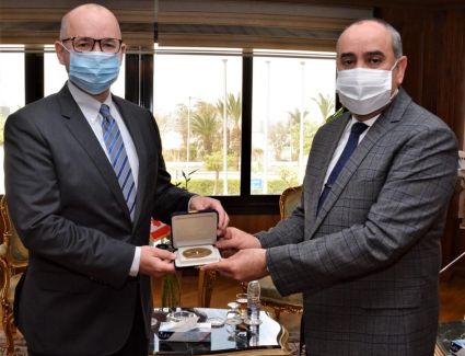 وزير الطيران المدنى يلتقي سفير كندا بالقاهرة لبحث سبل التعاون المشترك بين البلدين