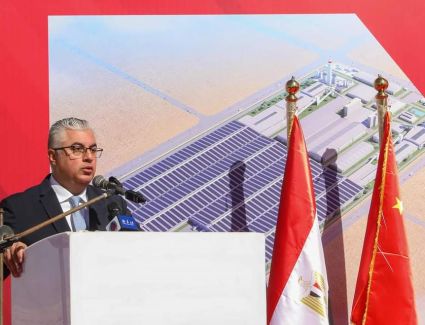 باستثمارات 300 مليون دولار   رئيس اقتصادية قناة السويس يشهد وضع حجر أساس مشروع "نيو انرجي جلاس" للزجاج بالمنطقة الصناعية بالسخنة