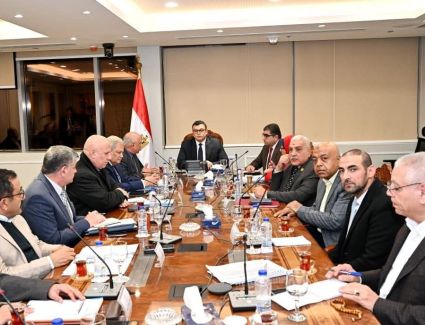 وزير الإسكان يستعرض تقريراً بشأن الحلول والإجراءات التصحيحية اللازمة لمحطة صرف صحى رأس البر بدمياط