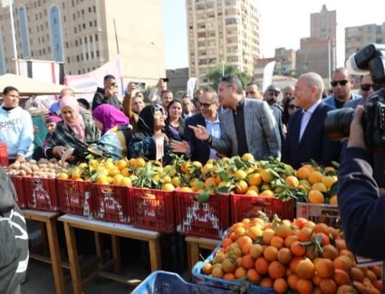 وزير التموين ومحافظ القاهرة يفتتحان سوق اليوم الواحد بالأميرية