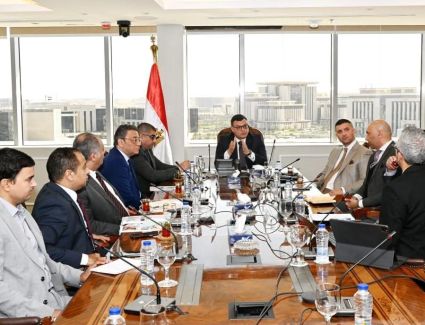 وزير الإسكان يبحث مع مسئولى شركة "سُكنى" سبل التعاون فى تطوير مناطق المقابر القائمة