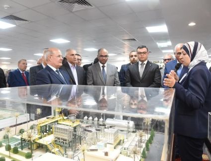وزير الإسكان ورئيس العربية للتصنيع يتفقدان مركز التصنيع الرقمي بمصنع المحركات