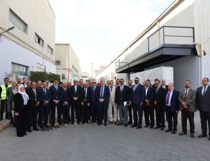 وزير العمل وسفير السويد يتفقدان مصانع "ايه بي بي" لاستعراض خطط الشركة في مجال التدريب والسلامة والصحة المهنية