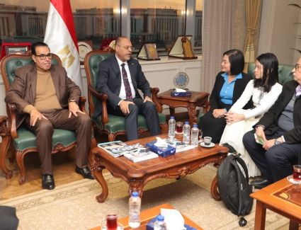 وزير العمل يلتقي وفداً من الاتحاد الوطني للملابس والمنسوجات الفيتنامي