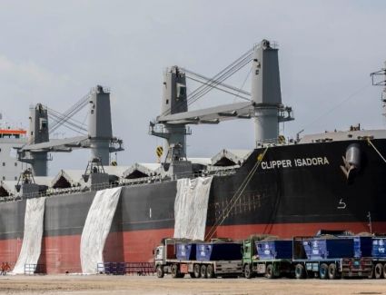 نجاح شحن أول سفينة "كلينكر" بحمولة 50 ألف طن من شرق بورسعيد لغرب إفريقيا