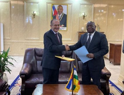 رئيس أفريقيا الوسطى يرحب بـ"المقاولون العرب"وتوقيع بروتوكول لإعادة تأهيل طريق بطول 194 كيلو