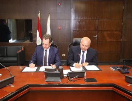 وزير النقل والسفير الفرنسي بالقاهرة يوقعان على خطة عمل للاتفاق على  الخطوات القادمة لمشروع الخط السادس لمترو أنفاق القاهرة الكبرى