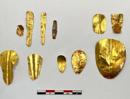  الكشف عن مجموعة من الألسنة والأظافر الذهبية لمومياوات داخل مقابر من العصر البطلمي بالمنيا