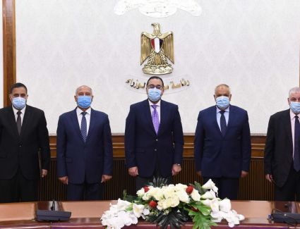 رئيس الوزراء يشهد توقيع اتفاقية عقد تصنيع وتوريد ١٠٠٠ عربة سكة حديد بضائع بين وزارة النقل والهيئة العربية للتصنيع