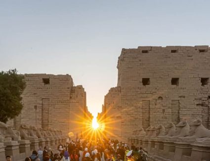 تعامد الشمس بمعبد الكرنك ⁠وتوافد آلاف الزائرين لرصد هذه الظاهرة الفريدة