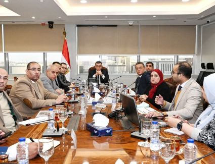 وزير الإسكان يستعرض الاستعدادات الخاصة بإطلاق مبادرة "بيتك في مصر" للمصريين بالخارج