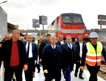 وزير النقل يتفقد مشروع إنشاء ورشة صيانة جرارات GE الجديدة بأرض مهمشة ويكرم العاملين المتميزين