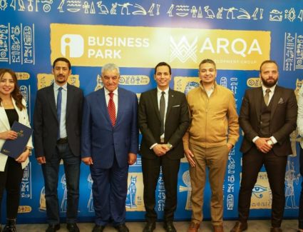 زاهي حواس فخور بأحفاد الفراعنة وما يحدث من إنجازات بالعاصمة الإدارية الجديدة ويتعاقد بأبراج "آي بيزنس بارك"