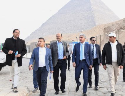  وزير السياحة والآثار يتفقد آخر مستجدات الأعمال بمشروع تطوير الخدمات بمنطقة أهرامات الجيزة