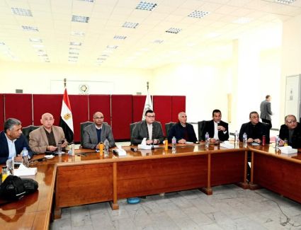 وزير الإسكان يتابع الموقف التنفيذي لمشروعات مدينة العاشر من رمضان