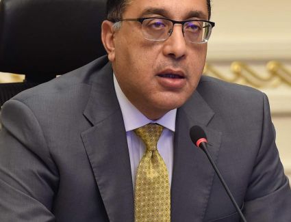 رئيس الوزراء يتلقى تقريرا عن أداء اللجنة الطبية العليا ولجنة الاستغاثات الطبية بمجلس الوزراء خلال الربع الأول لعام 2021