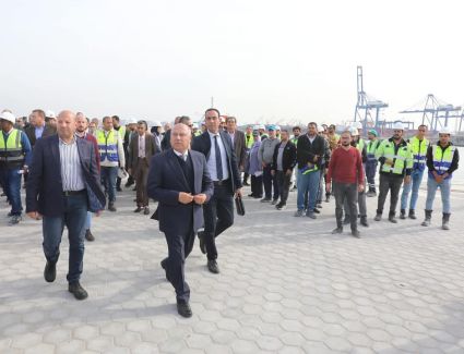 وزير الصناعة والنقل يتفقد التشغيل التجريبي لمحطة شحن القطارات بالحاويات بمحطة تحيا مصر ميناء الإسكندرية
