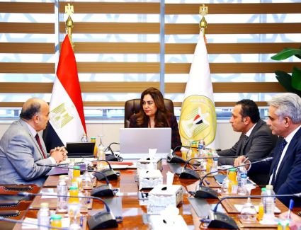  وزيرة التنمية المحلية تتابع مع شركة نهضة  مصر للخدمات البيئية جهود تحسين مستوى النظافة بمحافظة الإسكندرية وبعض أحياء القاهرة والقليوبية