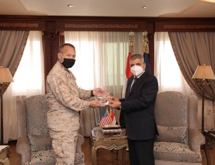 الفريق أسامة ربيع يلتقي مدير الشئون الاستراتيجية والخطط والسياسات بالقيادة المركزية الأمريكية