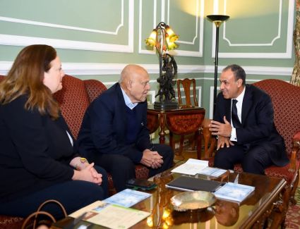 وزير الخارجية والهجرة يستقبل الجراح العالمي الدكتور مجدي يعقوب