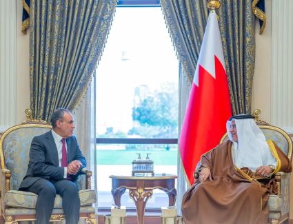 وزير الخارجية والهجرة يجتمع بولي عهد البحرين رئيس مجلس الوزراء