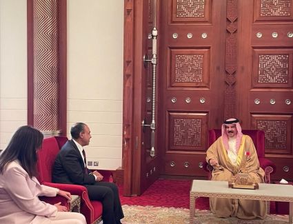 وزير الخارجية والهجرة يلتقي بجلالة ملك البحرين في المنامة