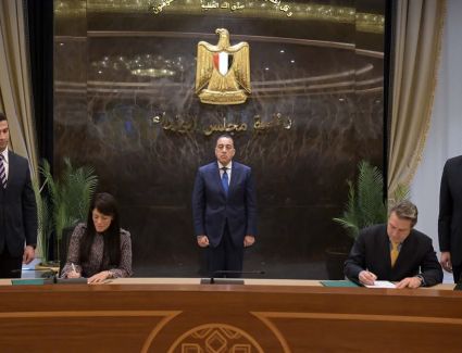 رئيس الوزراء يشهد توقيع مذكرة تفاهم للتعاون بين وزارة التخطيط والبنك الأوروبي لإعادة الإعمار والتنمية لتنفيذ مشروعات القطاعين العام والخاص   