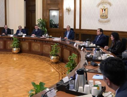 رئيس الوزراء يستعرض موقف أعمال التنمية بالساحل الشمالي الغربي مع عدد من المستثمرين السياحيين