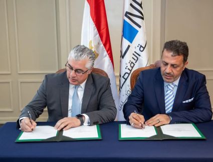 رئيس اقتصادية قناة السويس يوقع عقد مشروع لتجميع معدات الدواجن بمنطقة القنطرة غرب الصناعية 