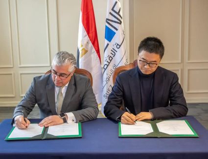  باستثمارات 4.5 مليون دولار.. اقتصادية قناة السويس توقع عقد مشروعا لتصنيع الملابس الجاهزة بالقنطرة غرب الصناعية