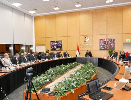 وزير الإسكان يعقد اجتماعًا مع رؤساء ونواب مجالس إدارات الشركات المنفذة لـ "حدائق تلال الفسطاط" 