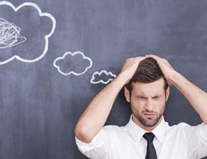 بينها الأطعمة المصنعة وقلة النوم .. عادات تضعف الذاكرة ببطء