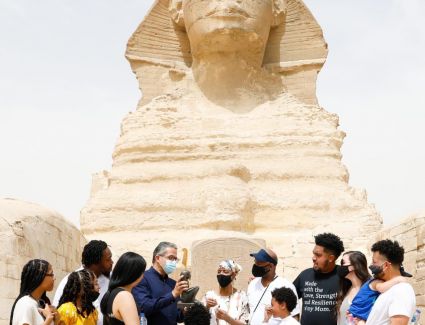 وزير السياحة والآثار يلتقي بالسيدة الأمريكية جلوريا والكر في أول أيام تحقيق حلمها بزيارة منطقة أهرامات الجيزة 