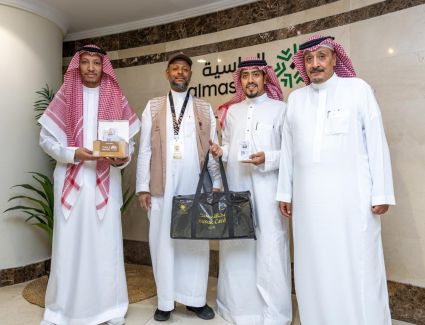 استعدادًا لموسم الحج...   بدء تسليم بطاقات "نسك" للحجاج.. و«مشارق الماسية» أول من تسلّمها