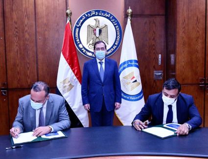 وزير البترول والثروة المعدنية يشهد توقيع عقد جديد للبحث عن الذهب بالصحراء الشرقية باستثمارات ٢ر٥ مليون دولار