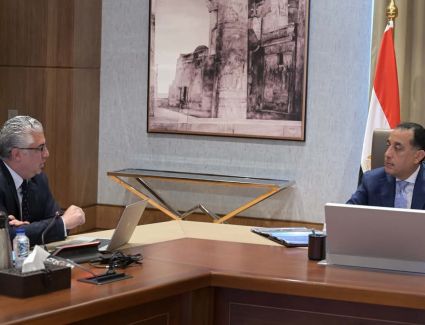 رئيس الوزراء يتابع مع المنطقة الاقتصادية لقناة السويس مستجدات العمل وجهود جذب الاستثمارات