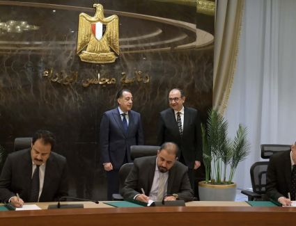 رئيس الوزراء يشهد توقيع اتفاق تأسيس شركتين لإنتاج ألياف الفيبربوليستر واللباد الصناعي