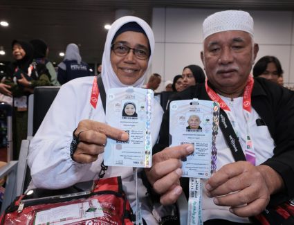 لأول مرة في موسم حج :-تسليم بطاقات "نسك" خارج السعودية، والبداية لحجاج ماليزيا  