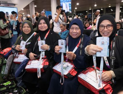  For the First Time in Hajj 2025:"Nusuk Cards" Distributed Outside Saudi Arabia – Malaysian Pilgrims Receive the First Batch