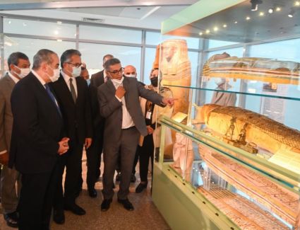 احتفالا باليوم العالمي للمتاحف.. وزيرا السياحة والآثار والطيران المدنى يفتتحان متحفي الآثار المصرية بمطار القاهرة الدولي
