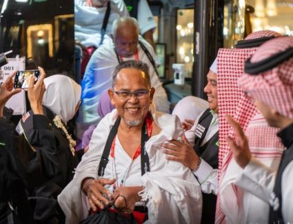 وسط احتفالية نظمتها الماسية لخدمات الحجاج:-  بدء توافد طلائع الحجاج إلى مكة المكرمة والمدينة المنورة بوصول حجاج ماليزيا