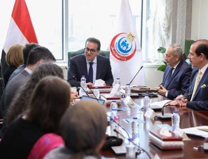 نائب رئيس الوزراء وزير الصحة يبحث مع وفد البنك الدولي تعزيز التعاون في ملف التنمية البشرية