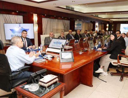 رئيس هيئة قناة السويس يلتقي وفد مجموعة ميرسك العالمية لبحث سبل التعاون