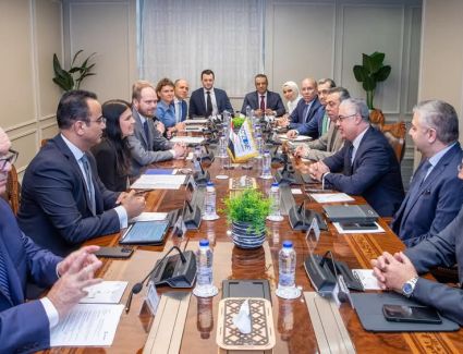 رئيس اقتصادية قناة السويس يجتمع بوفد رفيع المستوى من قيادات شركة AP Moller MAERSK العالمية لبحث تعزيز التعاون المشترك